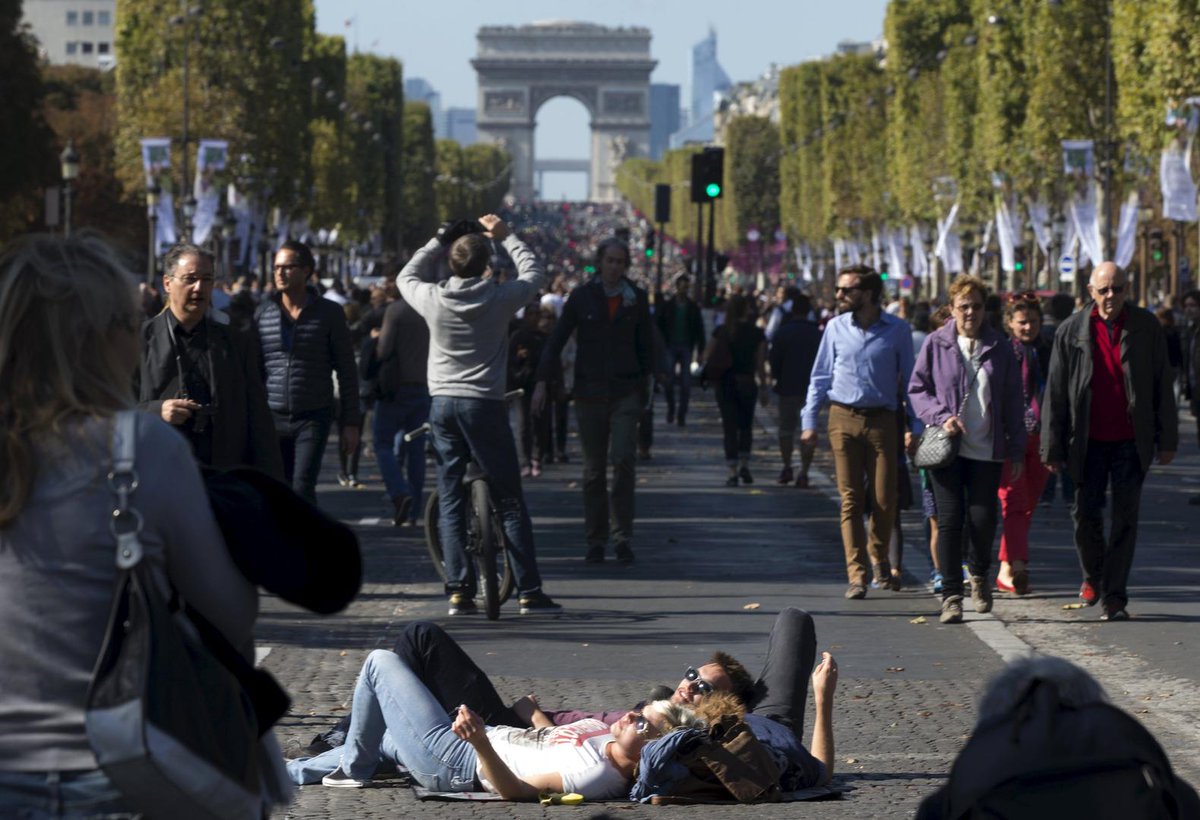 ADnl's tweet image. Fotoreeks - Parijzenaars ontvangen autovrije zondag met open armen s.ad.nl/4150941