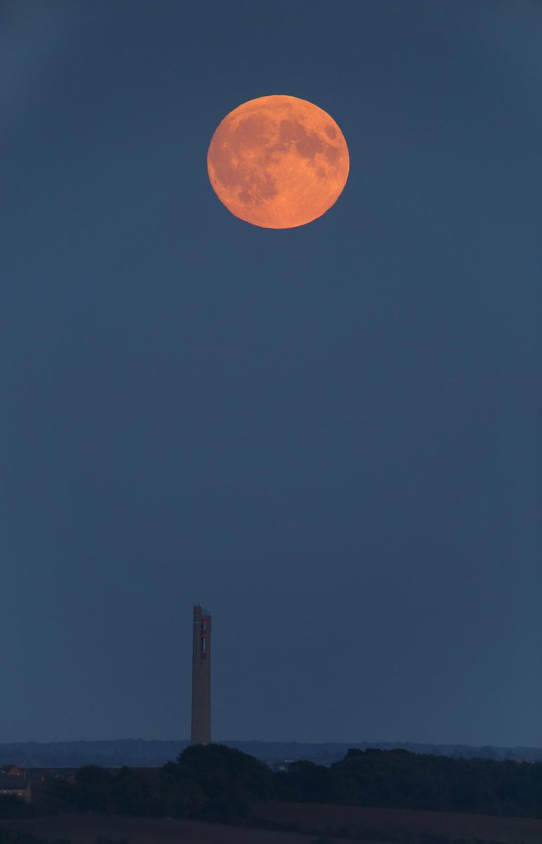 CoopsCamera's tweet image. moonrise over Northampton