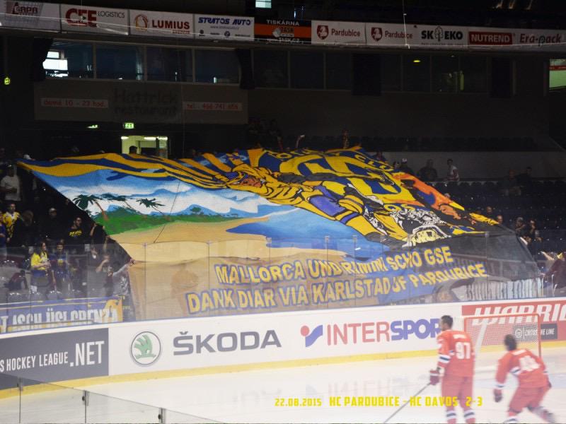 HOCKEYEURO's tweet photo. Fans of HC Davos (@HCD_News) away to HC Pardubice (@hcpce) in @championshockey 

#CzechRepublic #Switzerland #CHL http://t.co/8NHrfV92mj