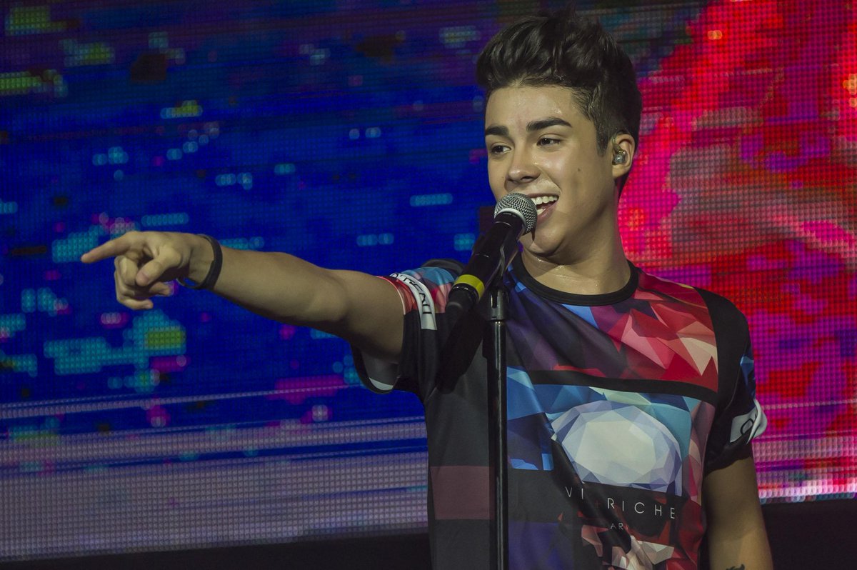 TelevisaTVmx's tweet photo. ENTÉRATE: @mariobautista_ pone a bailar y cantar a sus fans en concierto http://t.co/om636A2IvU http://t.co/LpkS6UhiQm
