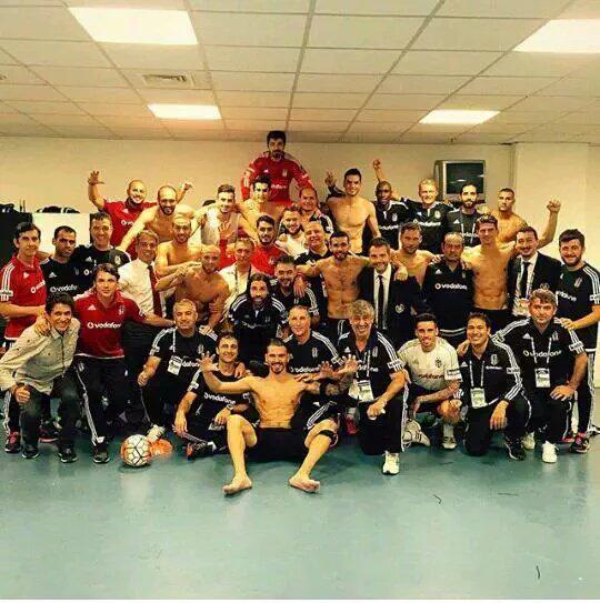 Kahramanlardan Selfie Bayram Hediyemizi Kabul Edin Diyolar :)