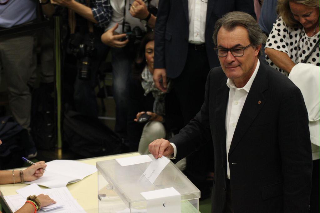 Sr_Dios's tweet photo. Sorpresa durante el recuento! Hay sospechas de quien pudo equivocarse de sobre. #eleccionescatalanas http://t.co/FTLDBo0Bfo