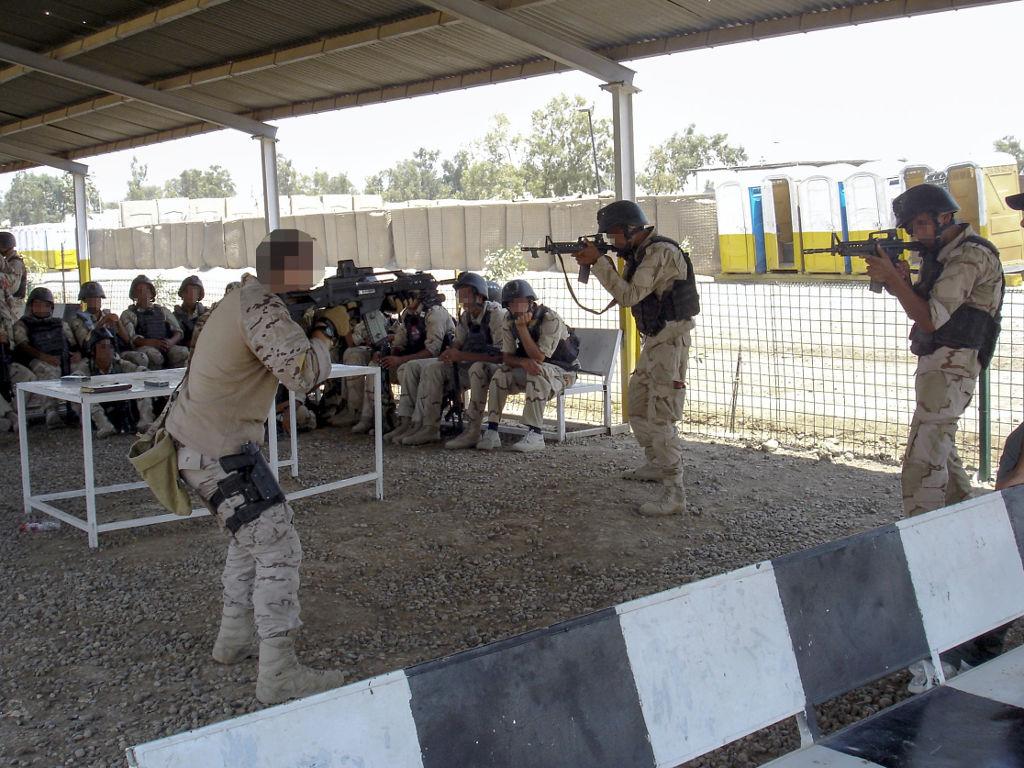 تدريبات الجيش العراقي الجديده على يد المستشارين الامريكان  - صفحة 2 CP7rPvOWIAAFVH9