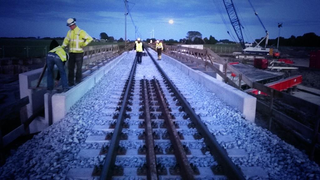erwindegraaf's tweet photo. Alleen de bovenleiding nog terug hangen en dan kan het spoor weer in dienst. #Strukton Infratechnieken - Rail #N23 http://t.co/q3kUcupH6S