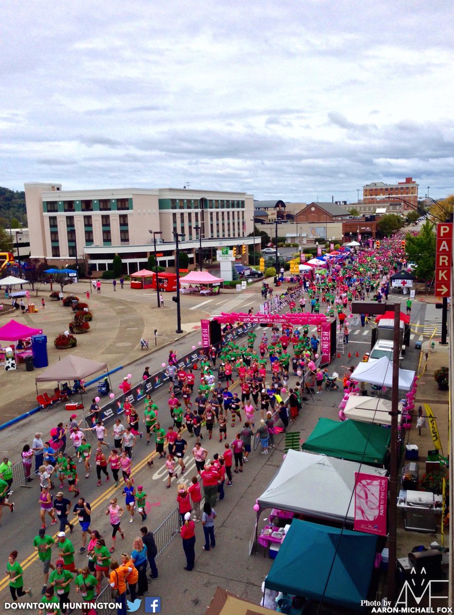 DowntownHWV's tweet image. More than 2,300 runners and walkers at the 2015 @PATHtotheCure​!!! #P2C2015 #HWV #HuntingtonWV