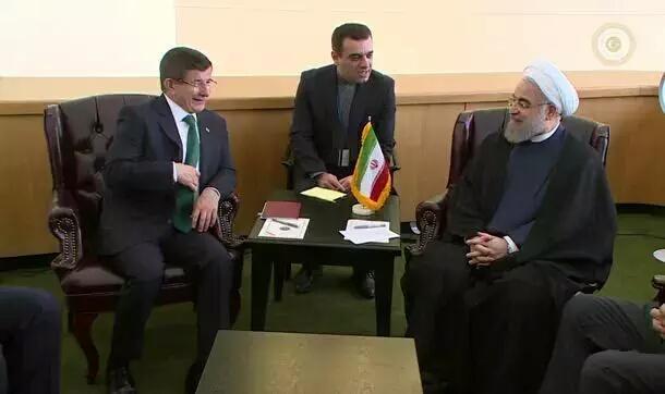 ugurdundarTV's tweet photo. İran CB Ruhani ile görüşme ABD'de... Ama masada sadece İran bayrağı var! Davutoğlu'nun önünde neden bayrağımız yok?.. http://t.co/JWIAX0svMb