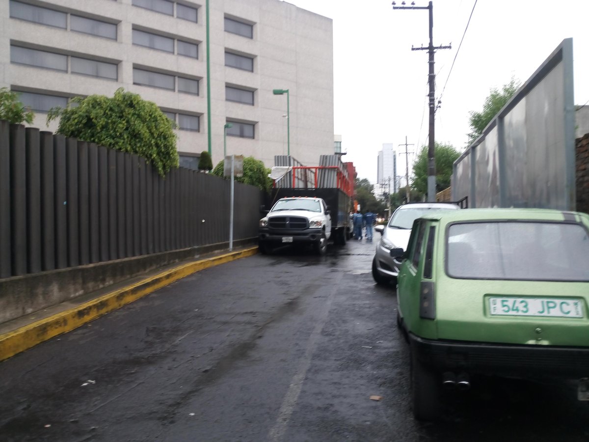 stacruz_atoyac's tweet image. HOLLIDAY INN esta tomando la calle Juarez, por la FUERZA Cita 8:00 pm para evitarlo @Christianvonroe @DelegacionBJ