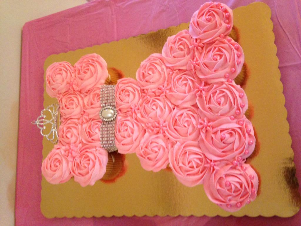 Kiger7HHMS's tweet photo. Can't believe my Princess is turning 1!! Scoring candy for the other kids. #princesslexi #toofast http://t.co/K68Zbpnx4D