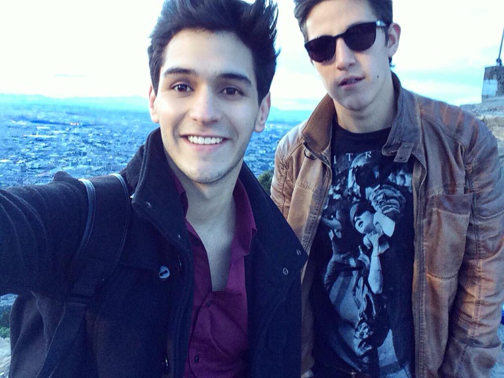 AndresSimon_'s tweet photo. Solo somos 2 pedazos de pizza con mucho pepperoni queriendo conquistar el mundo.🍕🍕 @jsebasmusic http://t.co/uKfcATXFAH
