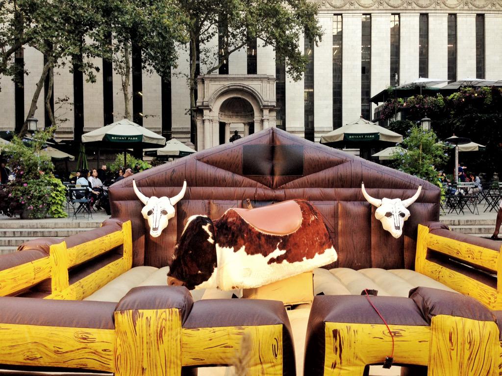 naomivphoto's tweet photo. It's a square dance in Bryant Park #bpsquaredance #texasvibe http://t.co/XOeCzkdg5g