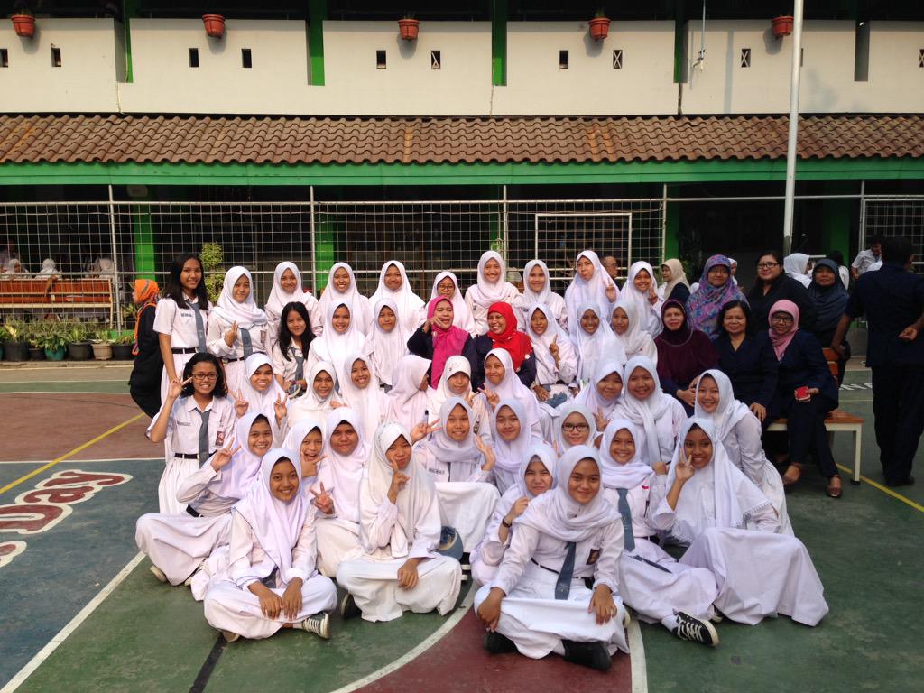 Zweicensea's tweet photo. Sama ibu isye dan bu muha:) walaupun blm pada siap fotonya wkwk http://t.co/lvqujhESjv