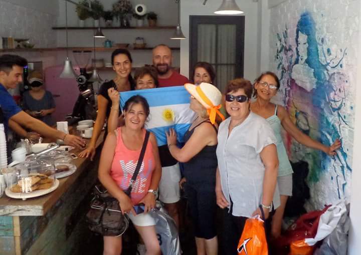 ByHArg's tweet photo. Bergüzar y Halit con las fans de Argentina http://t.co/qqNP3JdQbf