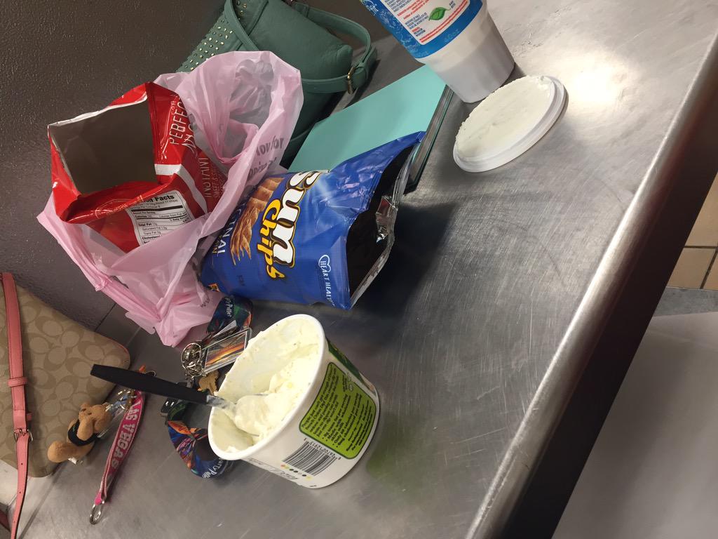 ehhsamm's tweet photo. @subwayproblem_ when it's dead at work so you just .... With @Parislover9 http://t.co/wBNjT1bGrz