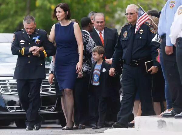 tgradous's tweet photo. Widow of Deputy #DarrenGoforth pens open letter, thanking community for support #BlueHouston http://t.co/I6Prrd4ONH http://t.co/vTJVu8uAo4