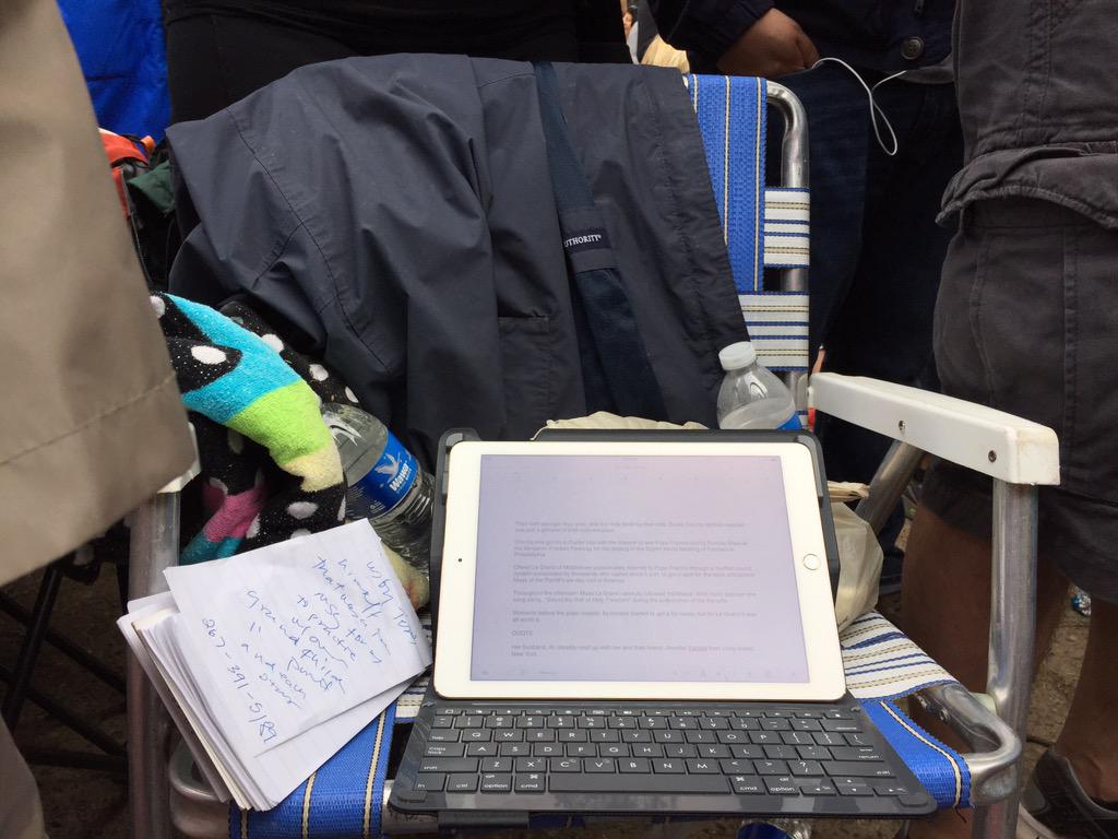 deadlineduarte's tweet image. My desk for today. #PopeInPhilly #buckspope