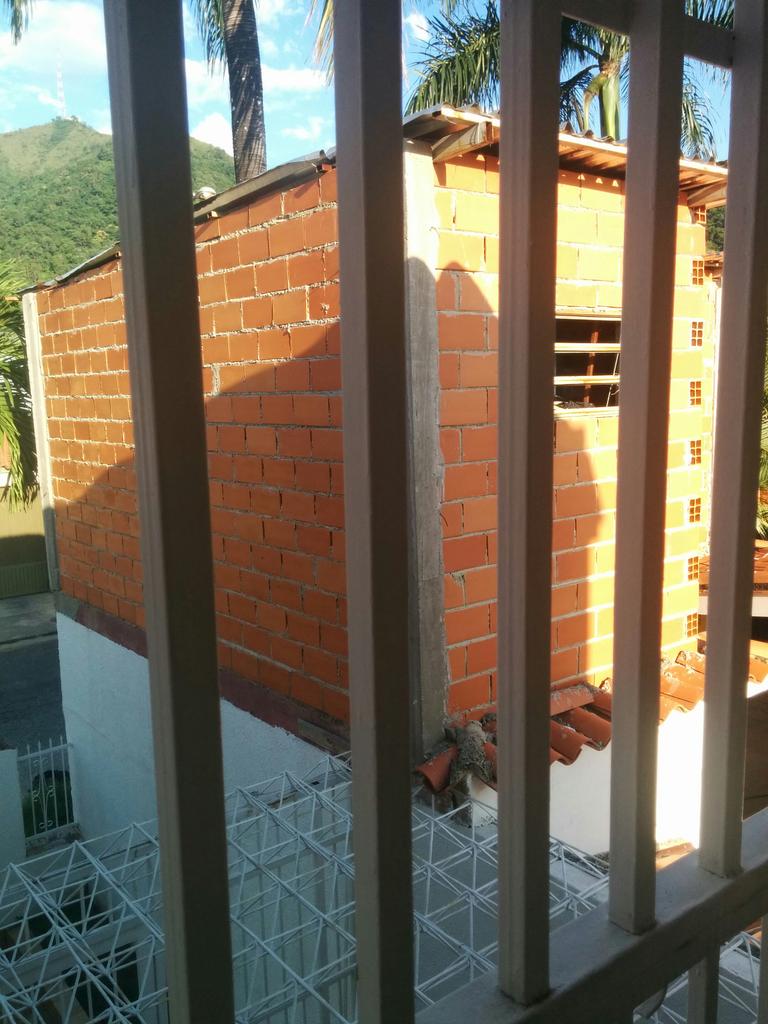 ivanramones23's tweet photo. @miguelcocchiola Número de denuncia 20140042793 Es una construcción hecho sobre la pared de mi propiedad.. http://t.co/uxJtarT3D5