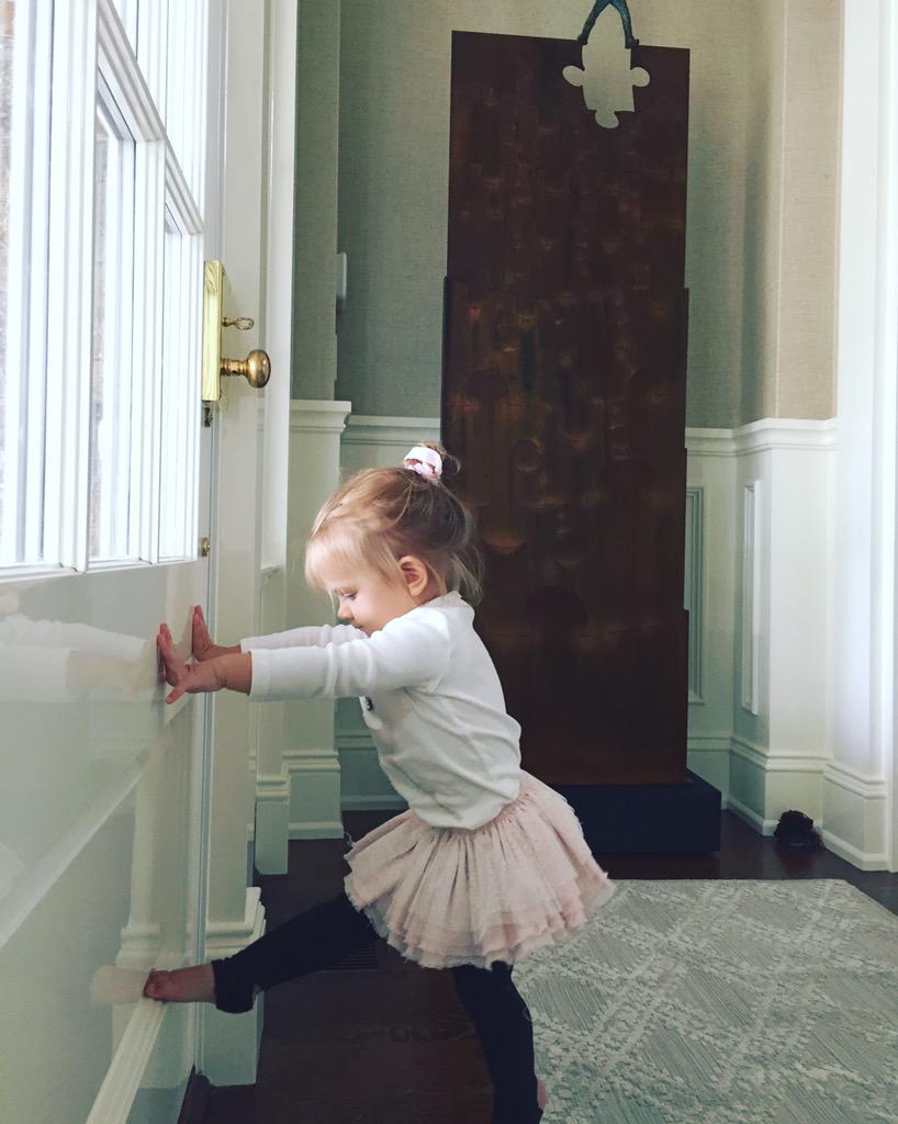 GoFigureACK's tweet photo. On Sundays we have #barre hair 😊  p.s. Adorable outfit from @ericawilson and the #toddler #tendu from @Splits59 http://t.co/za7VYIUrxW