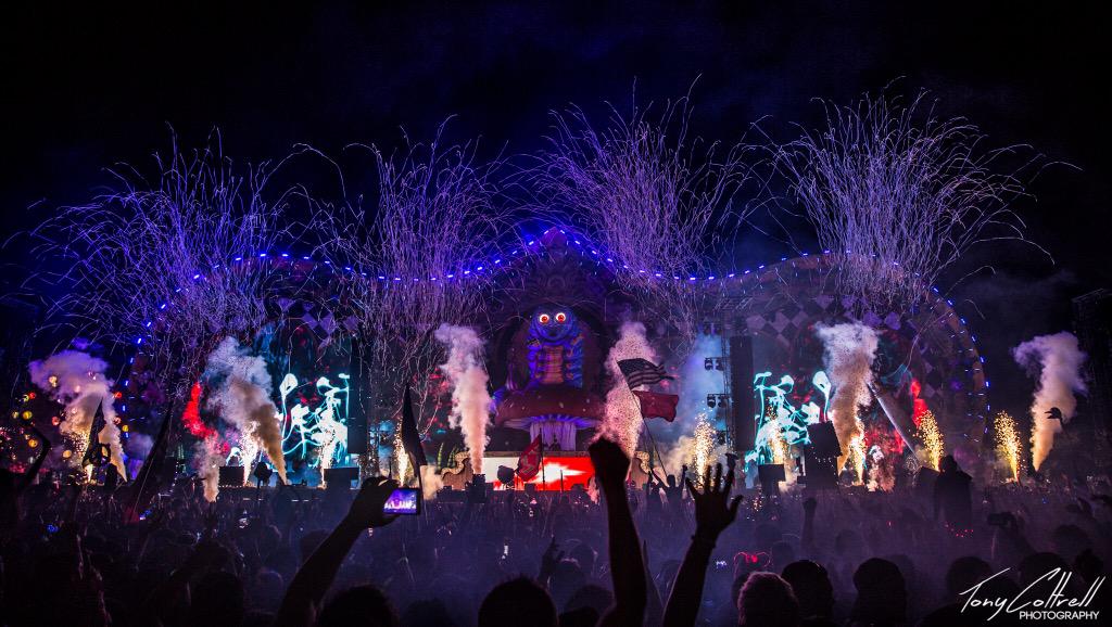 <a href="/knifepartyinc/">Knife Party</a> BLEW UP <a href="/BeyondWland/">Beyond Wonderland</a> thanks <a href="/tony/">tony 장영춘</a> Cottrell for the photo.