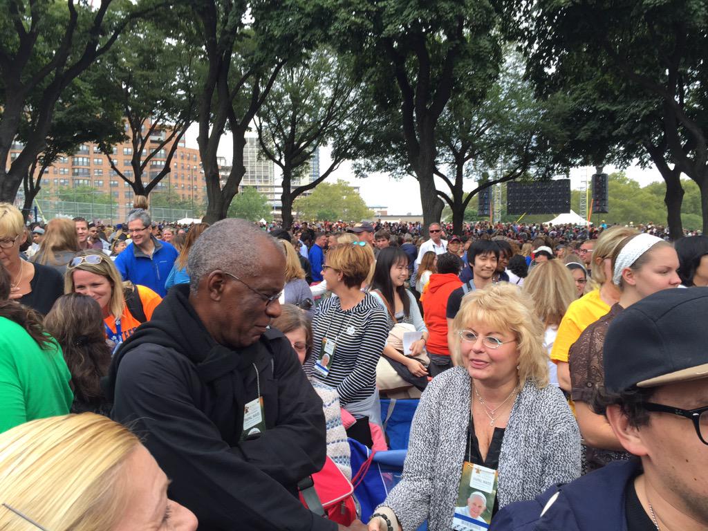 deadlineduarte's tweet image. Al Le Grand of Middletown gives the sign of peace at papal Mass on Sunday to a stranger. #buckspope #PopeInPhilly