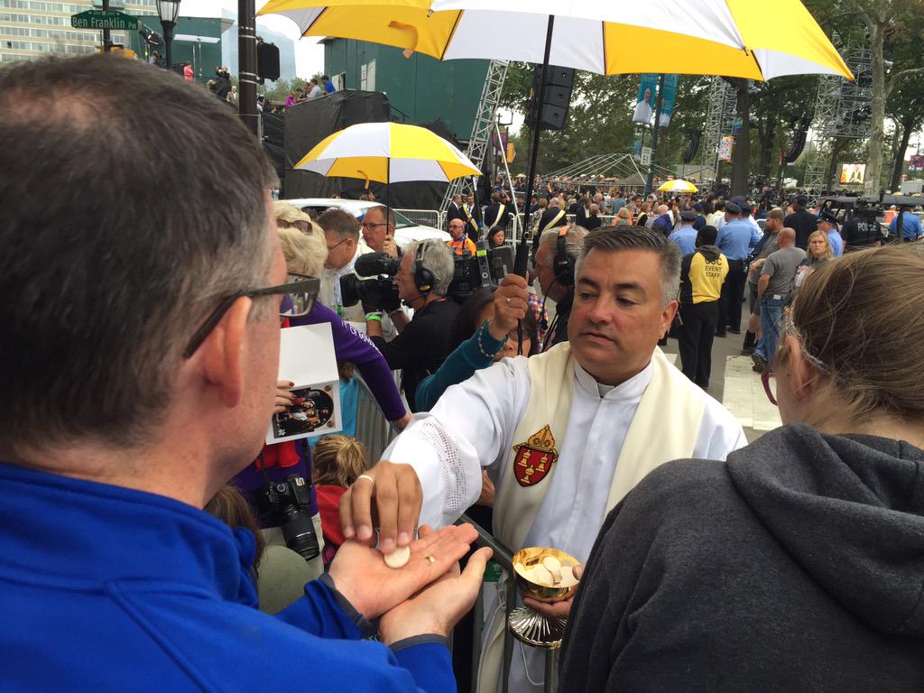 deadlineduarte's tweet image. Catholics receive communion during papal Mass on Sunday in Philadelphia. #buckspope #PopeInPhilly