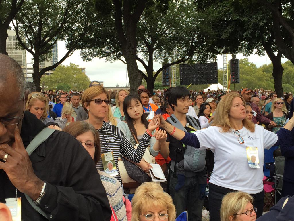 deadlineduarte's tweet image. Catholics listen to Pope Francis celebrate Mass on Sunday in Philadelphia. #PopeInPhilly #buckspope