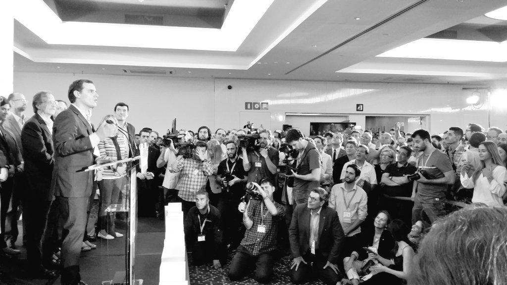 CiudadanosCs's tweet photo. .@Albert_Rivera "Ciudadanos es el proyecto común que necesita España para los próximos 10 años" #Cs25 #TourNaranja http://t.co/zWy8qkCFMB