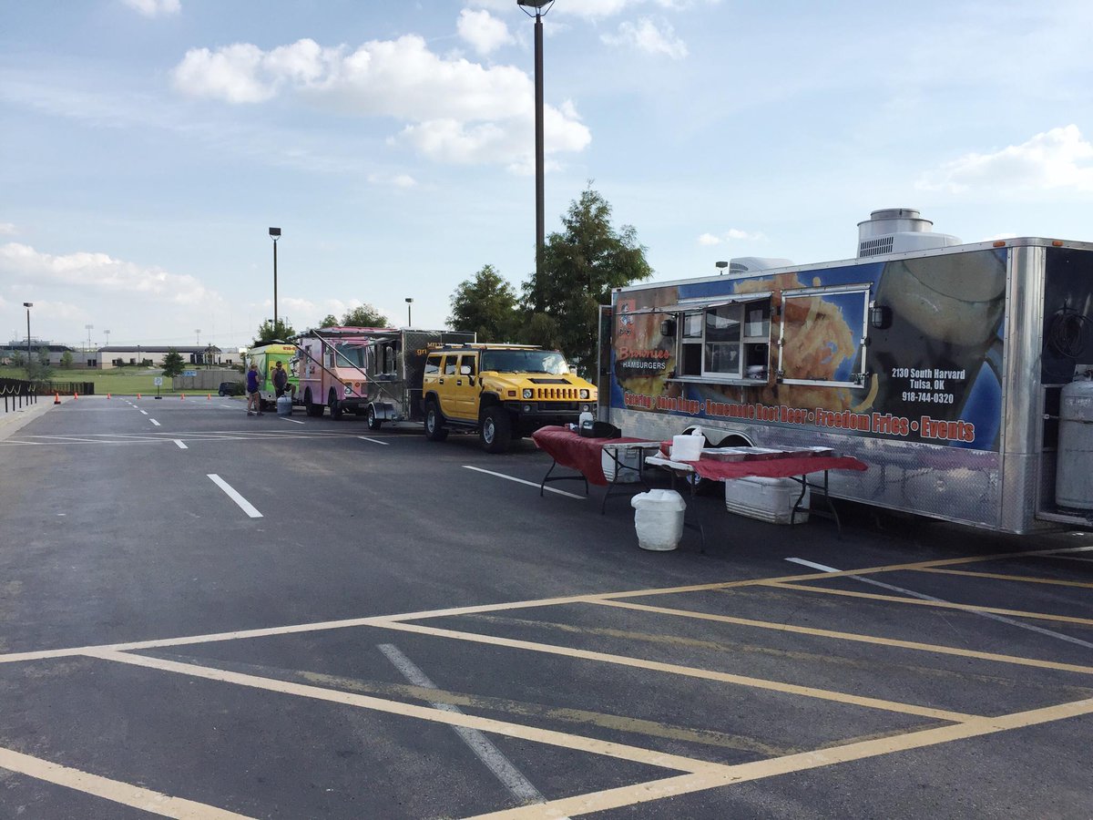 180Lawn's tweet photo. The food trucks are ready for you! Come hang out with us tonight on the lawn! Party starts at 5PM! http://t.co/Y80GRVWynk