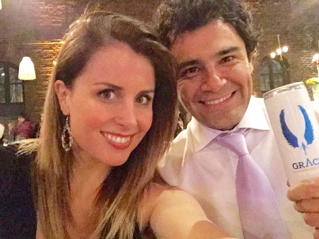 consuelogarciag's tweet photo. Si si...Anoche lo pasamos increíble c/ @UrreaV y @Drink_Grace Aplausos, olas y jumbitos x lo prendido y por cuidarme😊 http://t.co/ZfXSjOr7In