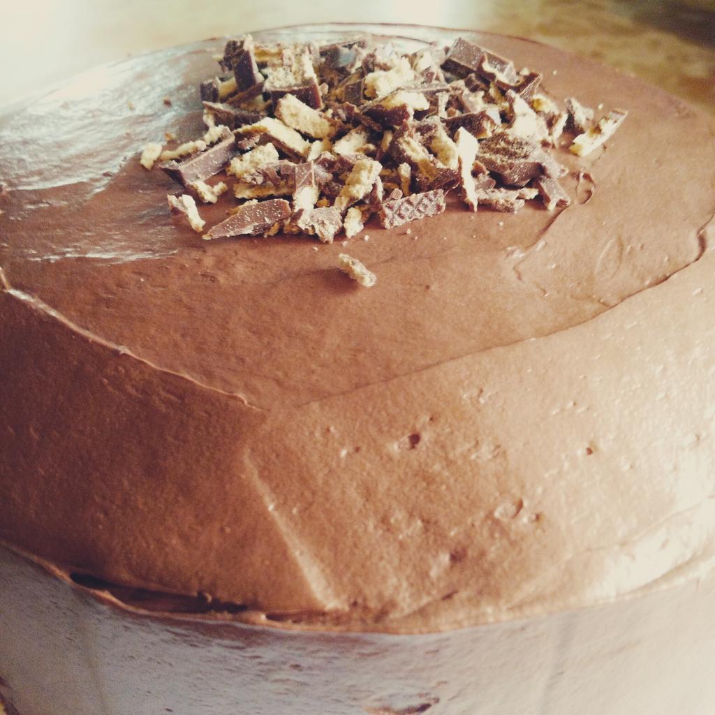 PlanBrewski's tweet image. Sunday Project: Epic Two Layer Milk Chocolate Cake stuffed with diced @KITKAT bars. #cake #chocolate #realmenbake