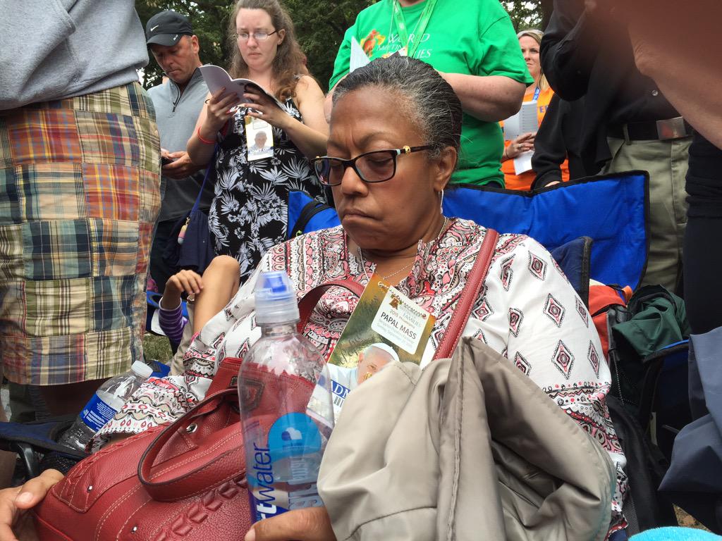 deadlineduarte's tweet image. Jennifer Kangal of Long Island, NY takes a rest during during papal Mass on Sunday. #PopeInPhiily #buckspope