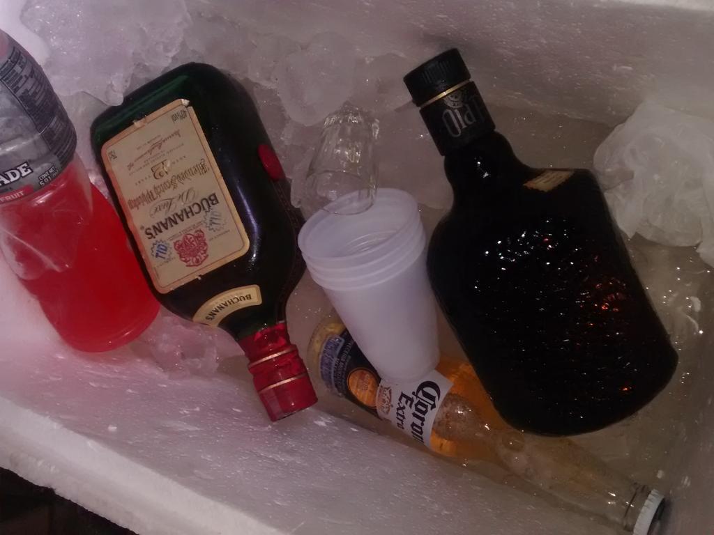 FansOvalleSon's tweet photo. Una por corona x la princesa dl vallenato @MaSilenaOvalle y unos tragos por #SonOvalle @fans_sile @MariaJoseOspino http://t.co/3NxBNjSPKK