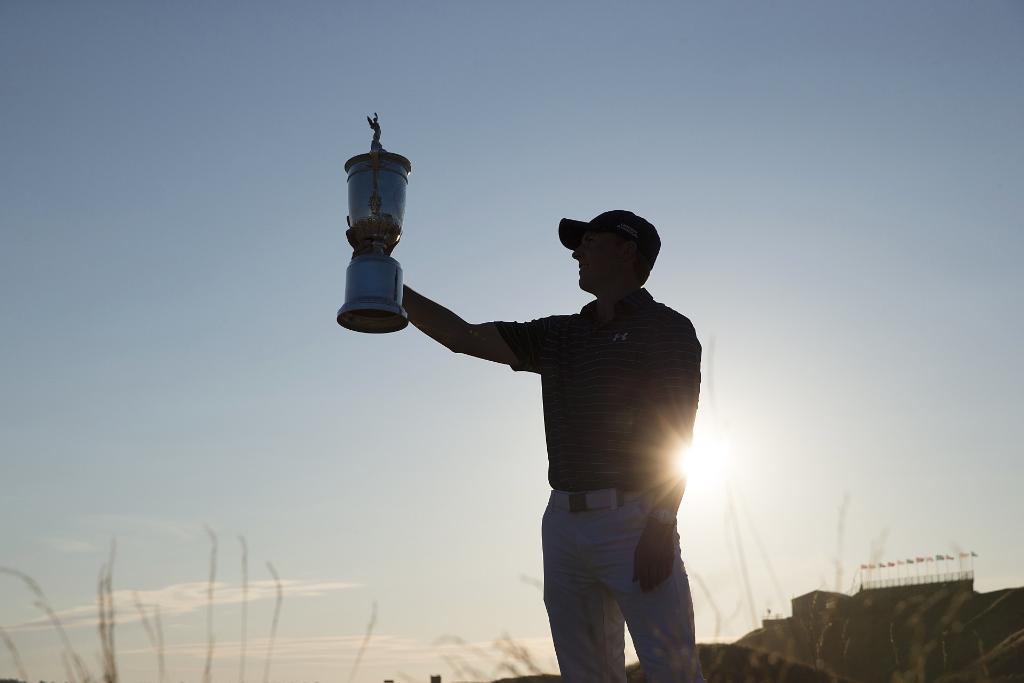 usopengolf's tweet photo. One final 🏆 for the 2015 season. Congratulations on your #FedExCup title, @JordanSpieth! http://t.co/GIgYpBf8xB