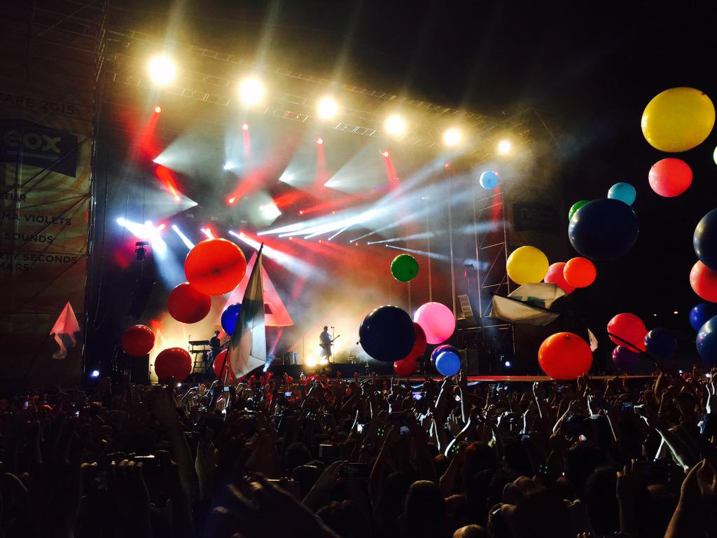 Isakjp's tweet photo. Globos con @30SECONDSTOMARS http://t.co/es6VJv3SWs