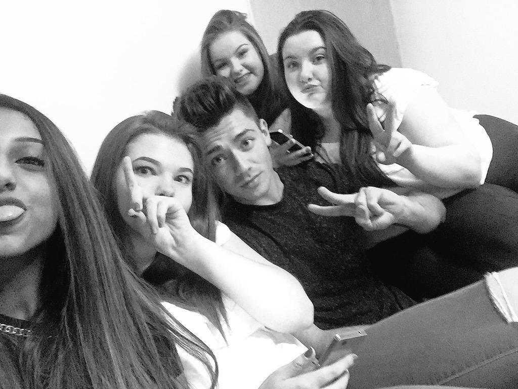 JoeyDevriesNews's tweet photo. Photo | Joey with @sashabey_x @jasmine_jxx and @shannon_99x in Edinburgh tonight (27/9/15) http://t.co/yTsQdN3lhq