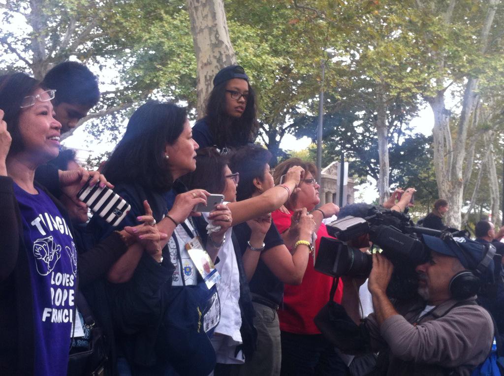 kaitlynfoti's tweet photo. People in tears on the parkway for the Pope. #popedfm #PopeInPhilly http://t.co/AiFcMfE9Tr