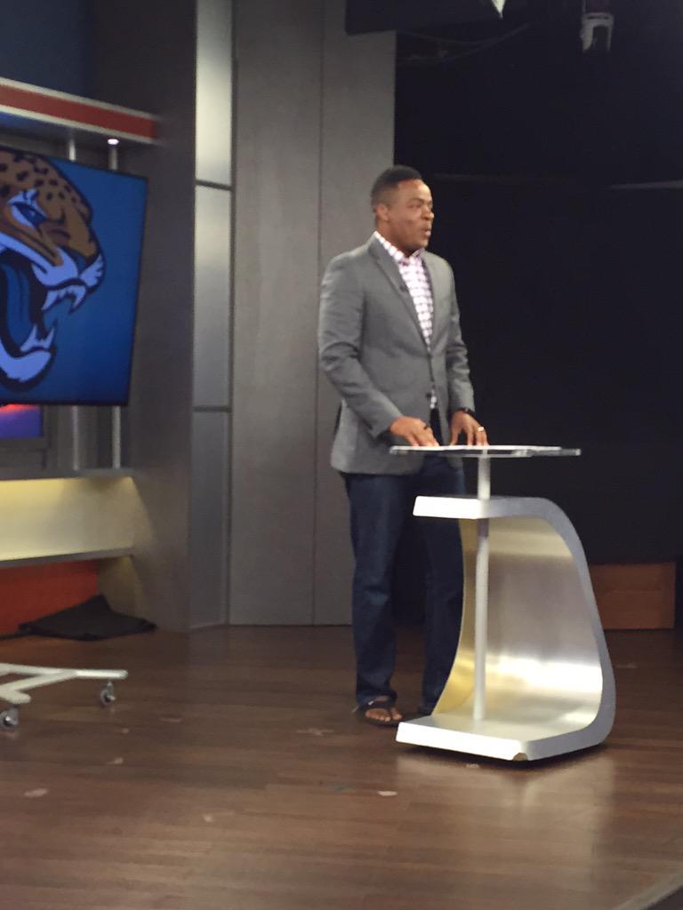 KeithaNelsonFCN's tweet photo. @ChrisPorterFCN is trying to hide this fr you guys-- but Chk out the #flipFlops 😳😉 @FCN2go #sundayfunday #anchorFun http://t.co/Gvp2UI2CIx