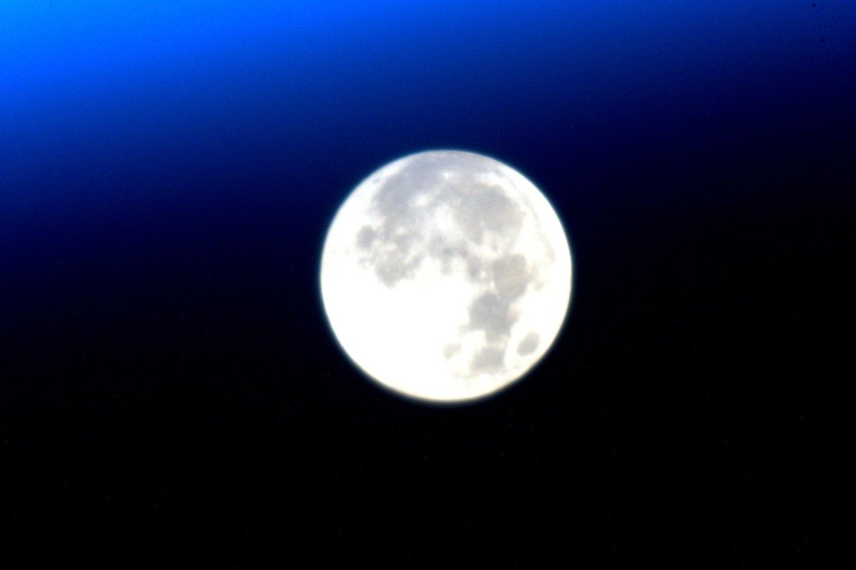StationCDRKelly's tweet photo. Day 184. Preview of tonight's #SuperBloodMoon pre eclipse red glory. Good night from @space_station! #YearInSpace http://t.co/5NkIaSyVcD