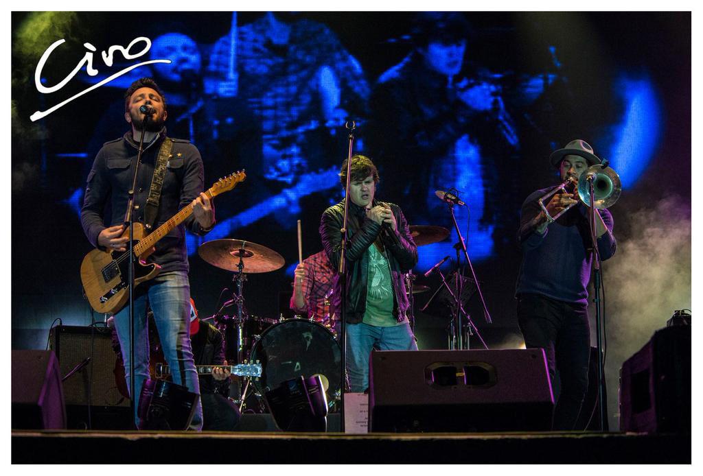 ntvguy's tweet photo. Emi y Denis junto a @ciroylospersas en Teatro de Verano de MVD! Fotón de anoche de Martín Pereira. http://t.co/p7WOdn5hwp