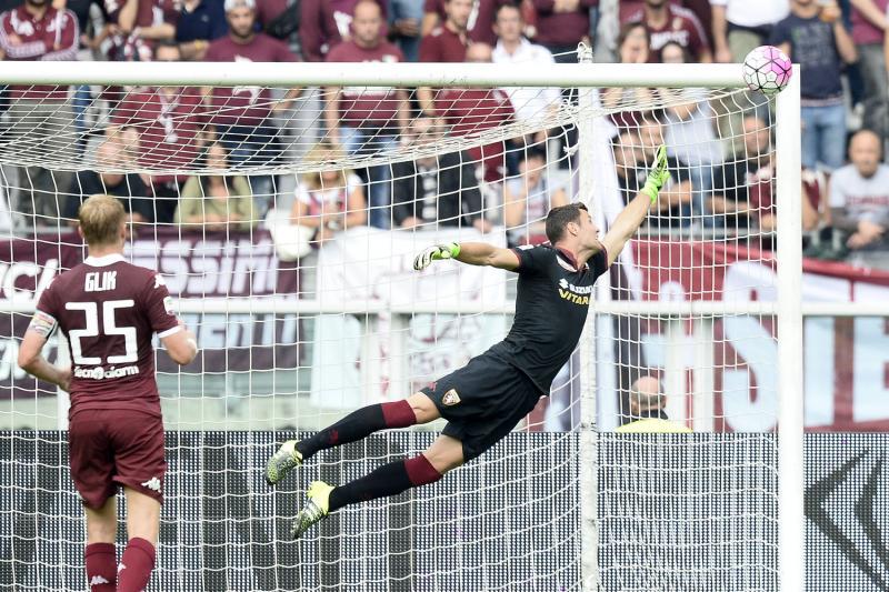 The free kick by Trajkovski struck the top of the crossbar The free kick by Trajkovski struck the top of the crossbar