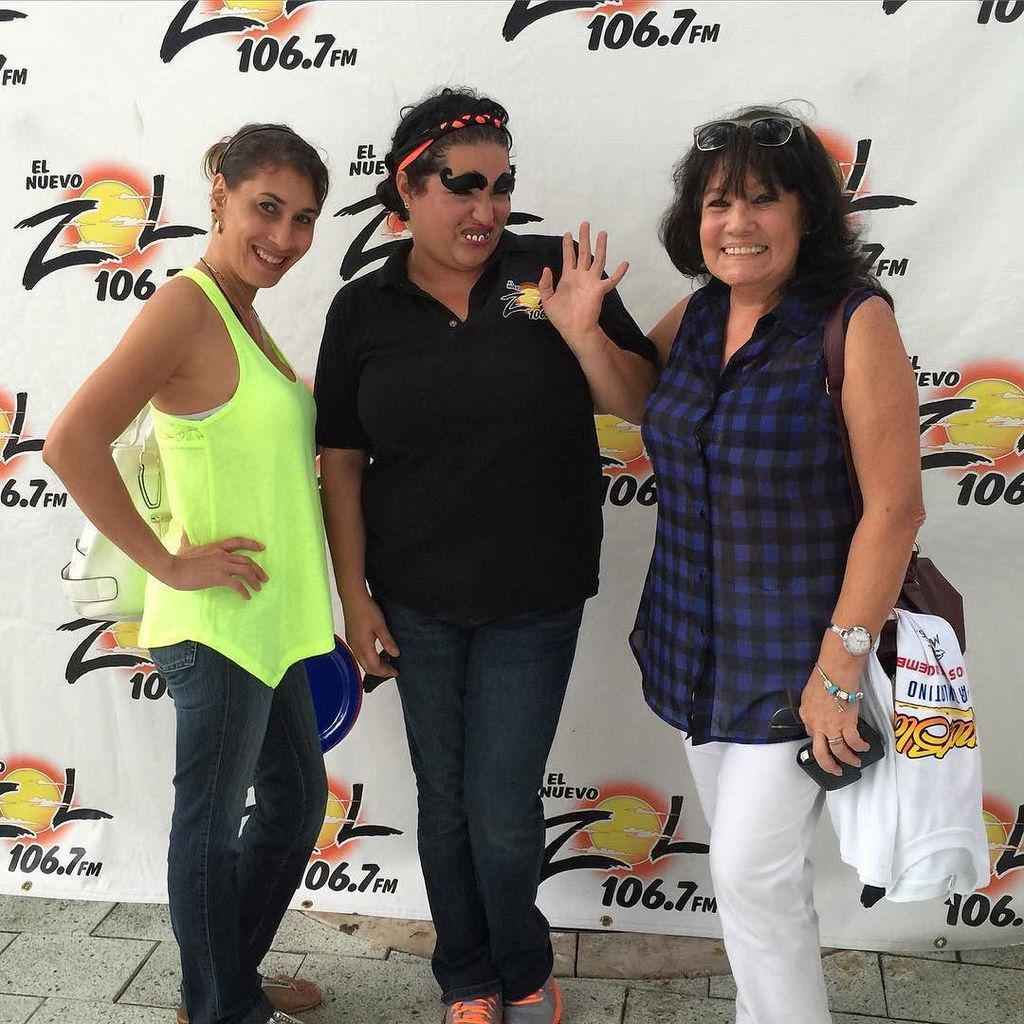 elzol1067fm's tweet photo. Aqui nuestros oyentes con @la_massita_rica Ahora mismo asi esta el estadio de los #miamim… http://t.co/EkMz6fPkVm http://t.co/V58IeKfhxV