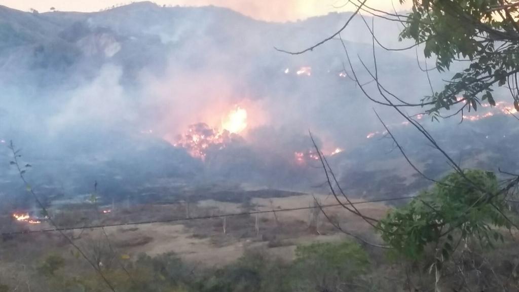 giordanopea's tweet photo. Triste panorama, Incendio forestal en los Altares Gigante Huila, @AguasdelHuila http://t.co/viYRcvSQLH
