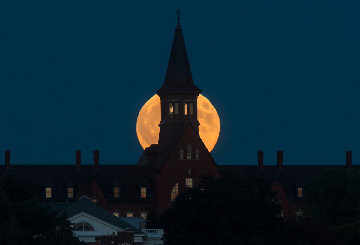 GlennVermont's tweet photo. #Supermoon rises over the Old Mill Building at the University of Vermont in Burlington @bfp_news @uvm #vt http://t.co/pDF5tA1UgV