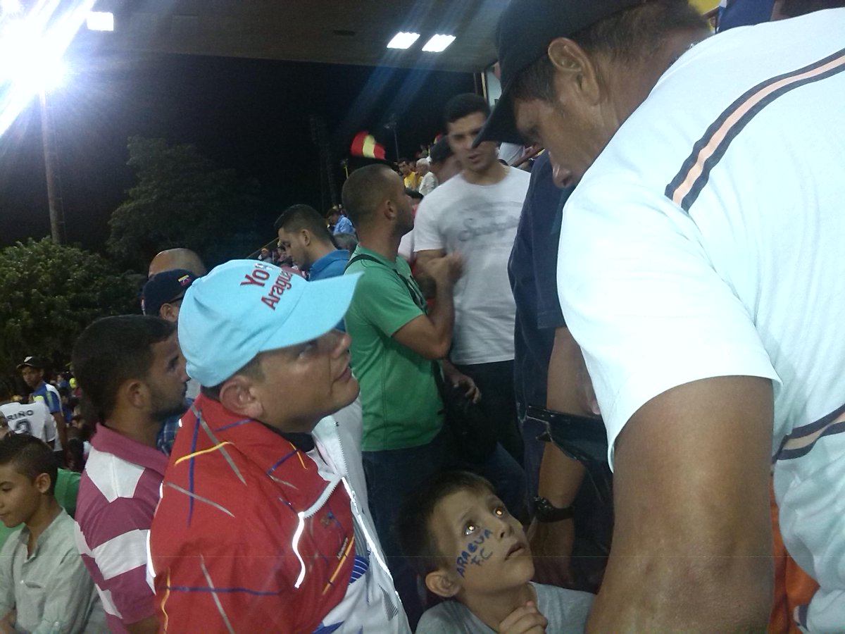 MARIODVB's tweet photo. @YsmelPSUV y @chuyvzla comparten junto a la fanaticada aurirroja del @AraguaFC #HermanosGhersi | @TareckPSUV http://t.co/26vJoEGOiq