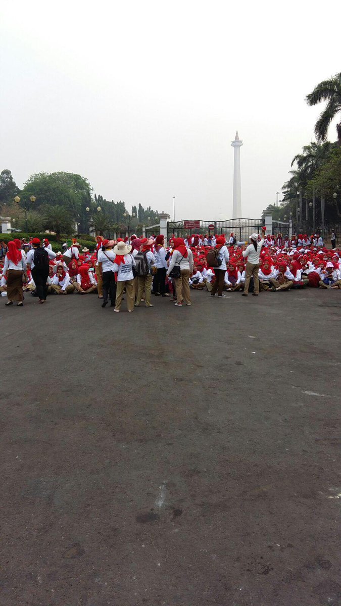 pakde3__'s tweet photo. "@hermansuryatman @Suwardisanmuhyi @simplyhoky  06.45 Polri amankan  unjuk rasa di Barat  Monas, lalin ramai lancar. http://t.co/Xmt1elcR5r"