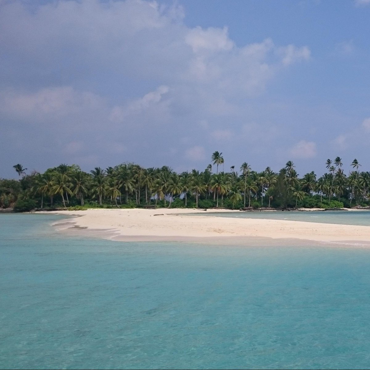 deetra4's tweet photo. Pantai Pulau setanau, pulau tiga-Natuna indonesia http://t.co/GLdzVcmtHV