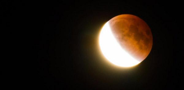 VIAwesome's tweet image. 30 photos of the supermoon eclipse over Vancouver ow.ly/SJhP4