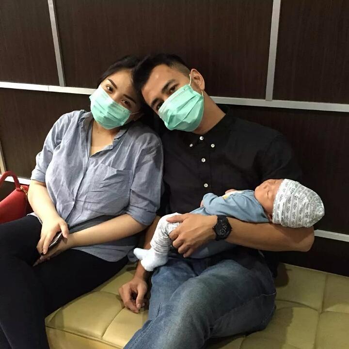y0984553094's tweet photo. Cepat sembuh ya tiga kesayanganku 👶💑 @RaffiAhmadLagi http://t.co/foAYcXLUMI