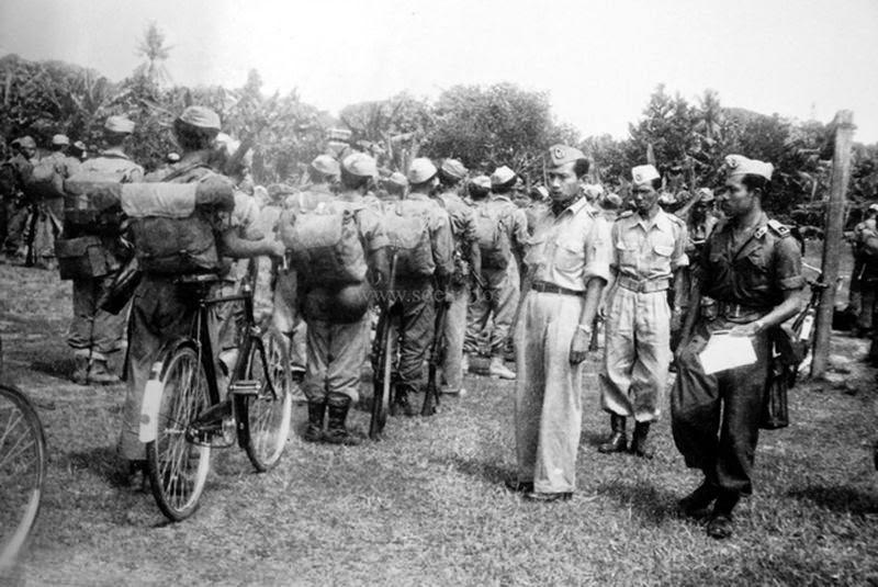 HMSoeharto1921's tweet image. Galeri Foto #MasaMuda #MasaPerjuangan Pak Harto hmsoeharto.id/2015/05/foto-s… #PusatData