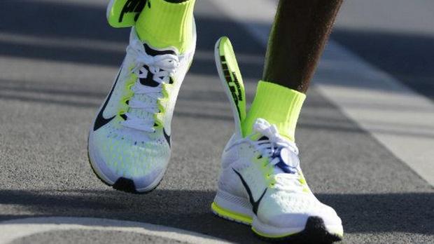 rossrunners's tweet photo. Nevers seen before! @EliudKipchoge loses #runningshoes insoles during @berlinmarathon He won! @runnersworldITA http://t.co/7Sfiq2ylLz