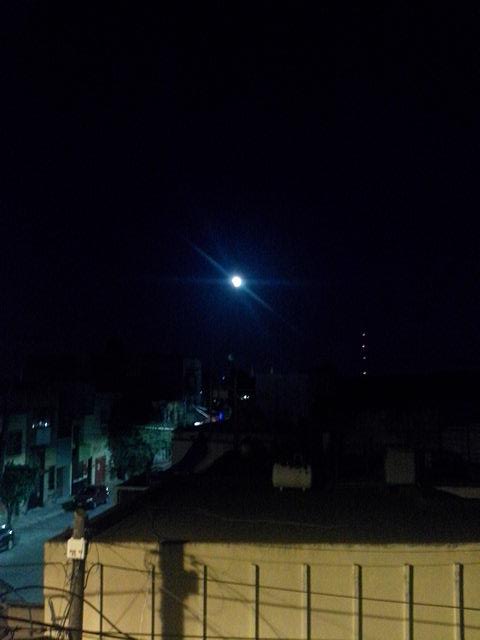 paulogaribay's tweet photo. #EclipseLunar con caguamita en mi azotea http://t.co/g62BC9ErcR